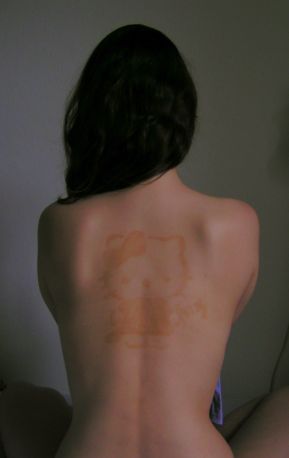 Da jeg googlede efter billeder den anden dag fandt jeg et hvor nogen havde lavet mønster hen over ryggen enten ved at ligge i solen eller med selvbruner. Det så da sjovt ud, jeg ville også. Som sagt så gjort.